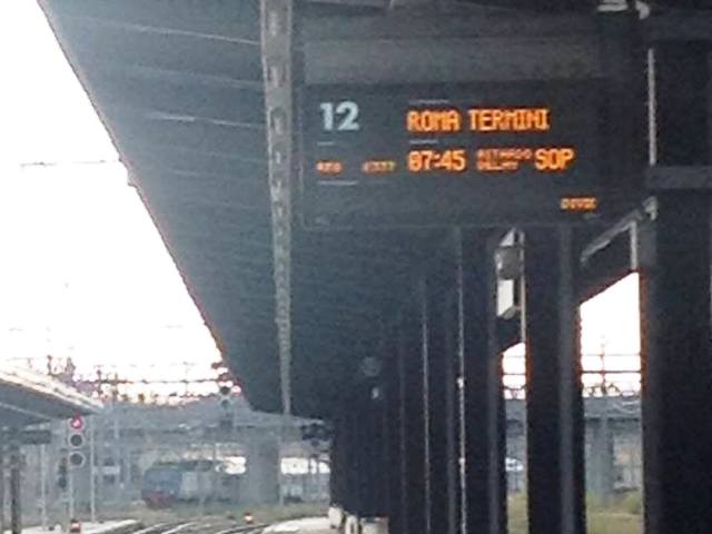 Letti strani. Ubriaco si addormenta sui binari, treni bloccati