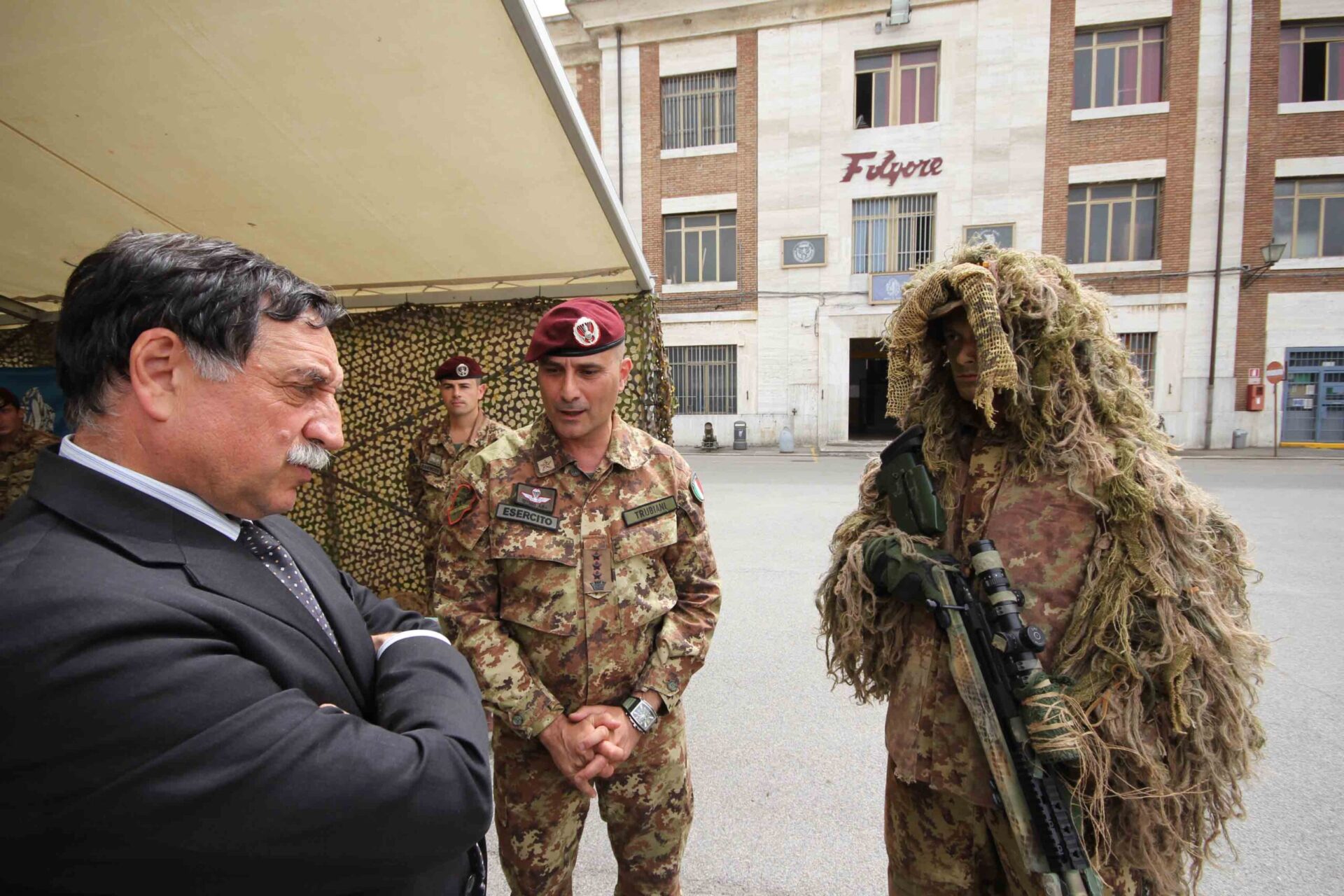 Il Sottosegretario alla Difesa Rossi in visita al 186° reggimento paracadutisti Folgore