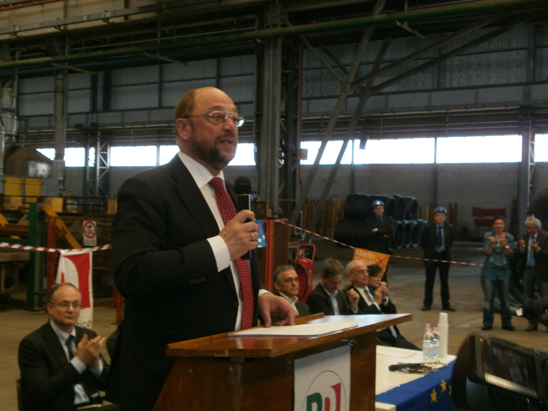 «La crisi non si sconfigge soffiando sulla rabbia». Schulz incoraggia gli operai della Lucchini e poi scappa a pranzo con Renzi