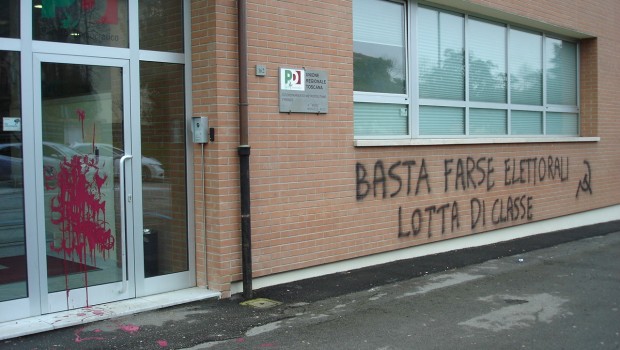 Imbrattata la sede del Pd regionale, scritte e vernice sulle vetrate