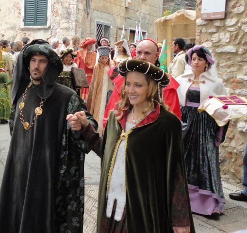 La regina sfila per le vie del suo Castello. Serre in festa per Ciambragina