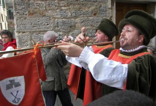 Il Medio Evo rivive a Serre, il borgo celebra la sua regina Ciambragina