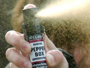 Spray al peperoncino in classe per saltare il compito, 15 intossicati