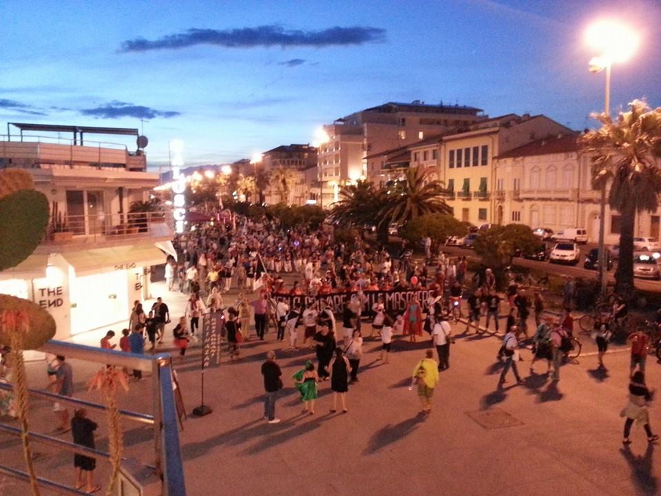 La carica dei mille in maschera sui viali di Viareggio per salvare il carnevale