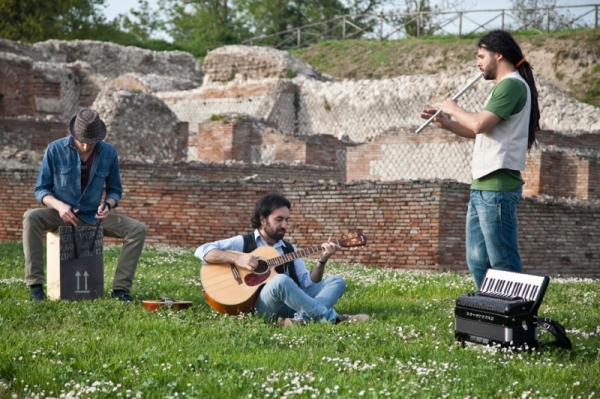 Dall’Irlanda alla Maremma, a “Mostra la Rocca” Là Nua in concerto il 28 giugno