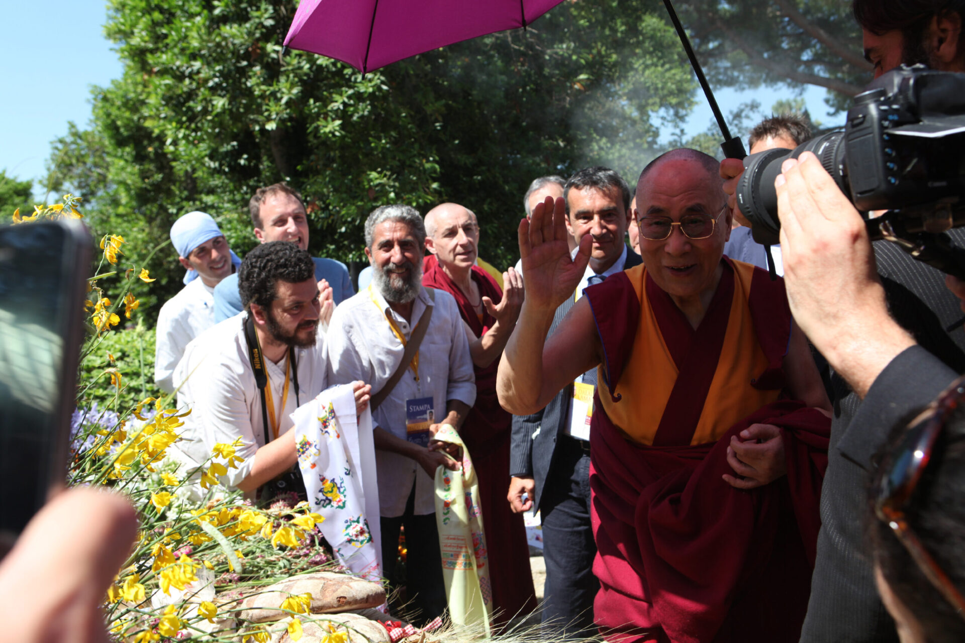 Il Dalai Lama in Toscana: «Siamo tutti uguali, amicizia è riconoscersi come esseri umani»