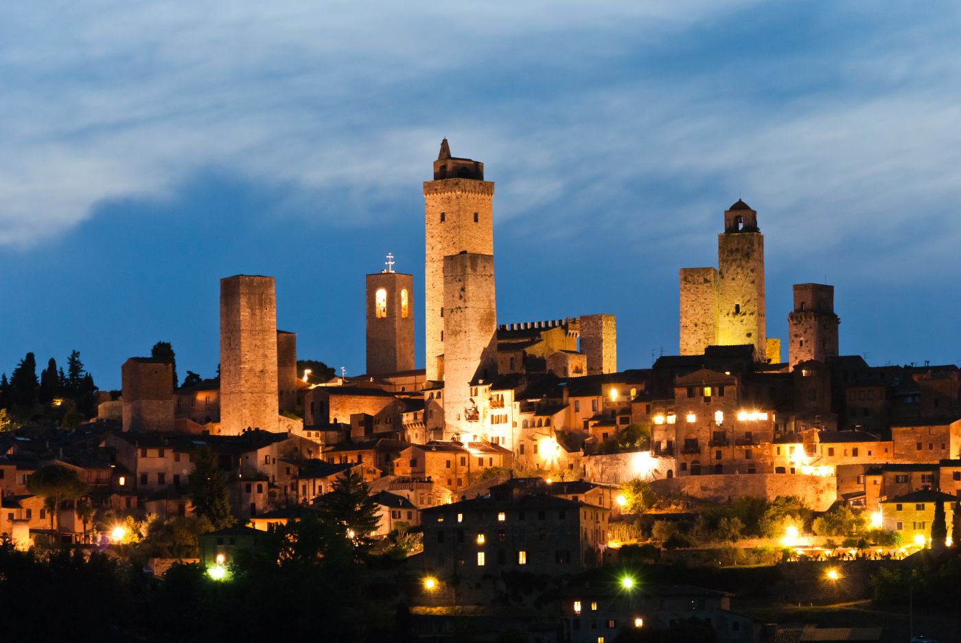 All’ombra delle torri. “Nottilucente” a San Gimignano, il 27 giugno musica e spettacoli dal tramonto all’alba
