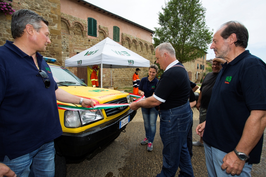 Taglio del nastro per il nuovo mezzo antincendio