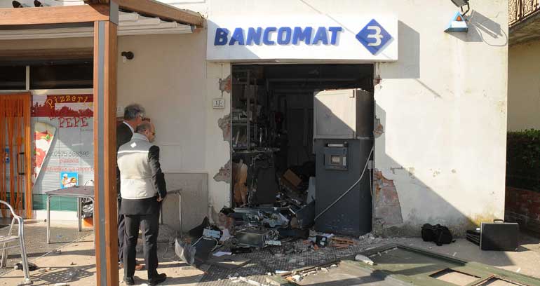 Ladri in fuga dopo aver fatto esplodere un bancomat alle porte di Arezzo