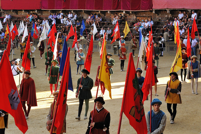 Chi dice Palio dice Siena. «Basta mischiare la nostra tradizione con i paliotti»