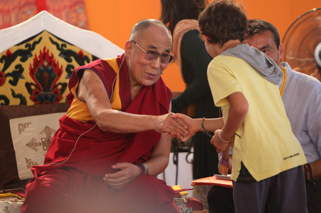 Dalai Lama a Pomaia, per il nuovo monastero una preghiera collettiva e un vaso pieno di pace