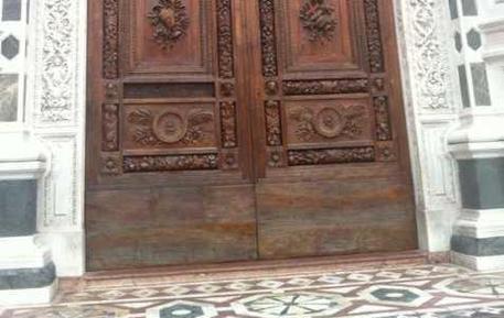 I carabinieri ritrovano la formella rubata da Santa Croce