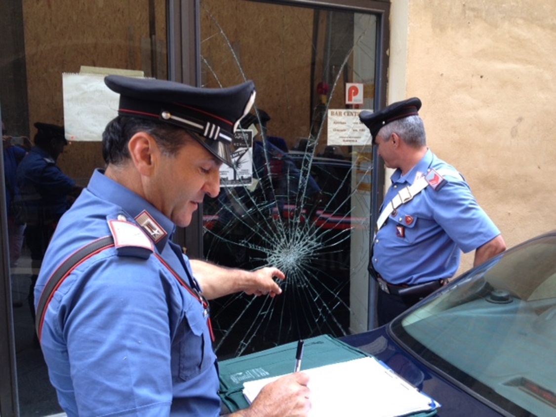 Danneggiano auto e vetrina, due giovani arrestati e incastrati dalle orme delle scarpe
