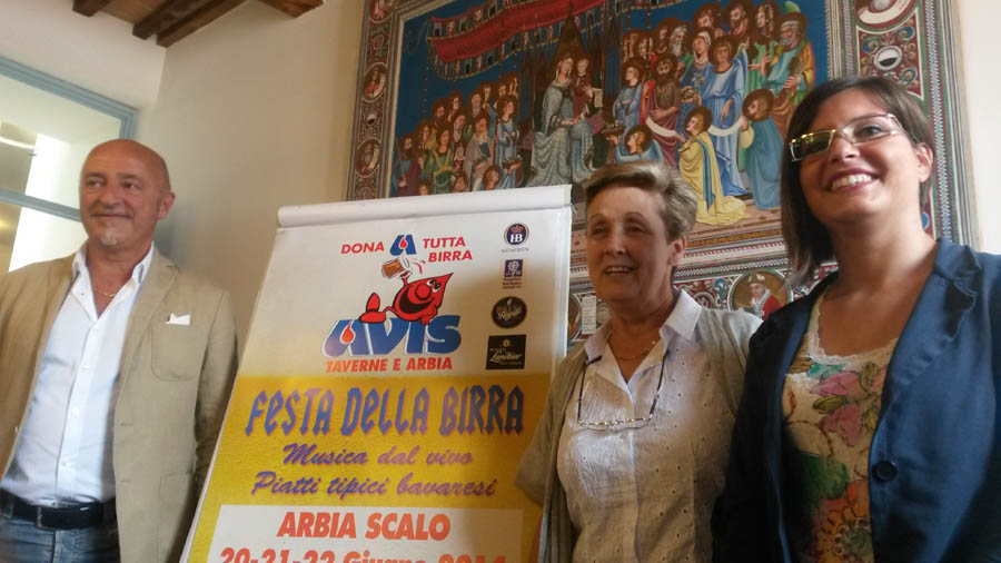 In alto i boccali con i volontari Avis, ad Arbia tre giorni con “Dona a tutta birra”