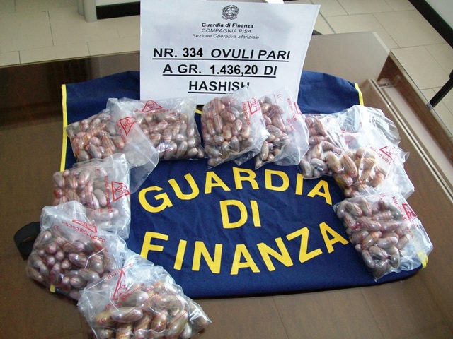 Dal Marocco con 334 ovuli di hashish ingeriti, coppia arrestata all’aeroporto