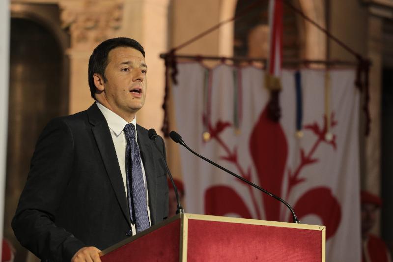 Renzi “sale in passerella” a Pitti Uomo: «La crisi può essere vinta»