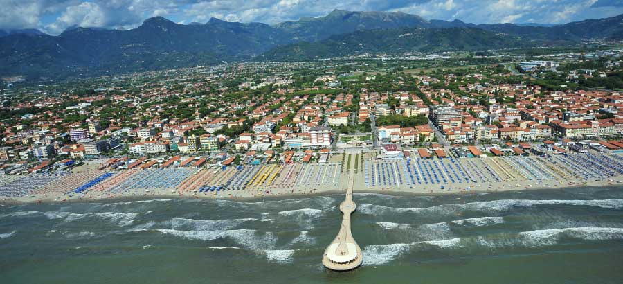 Stabilimento balneare distrutto dalle fiamme in Versilia