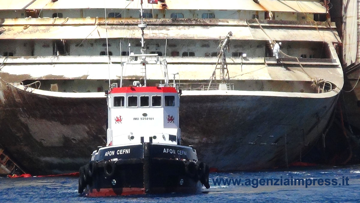 Concordia, tutto pronto per l’ultimo viaggio. Sul ponte bandiera blu e bianca del “pronti a salpare”. E Schettino va al party di Ischia