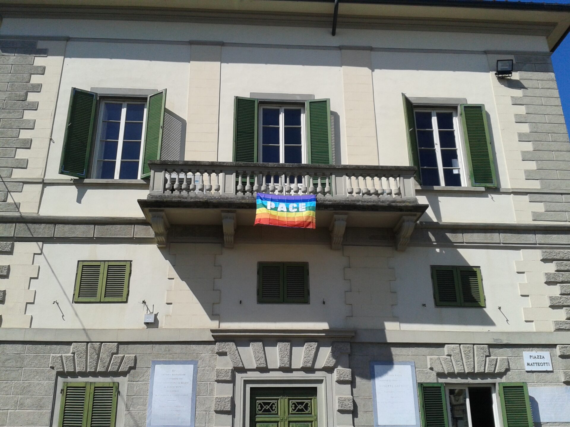 Sventola la bandiera della Pace sulla biblioteca, Santa Croce sull’Arno contro le guerre