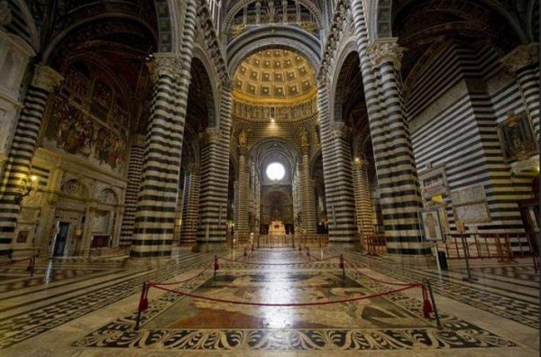 Scopertura straordinaria a Siena, dal 18 agosto torna visibile il pavimento del Duomo