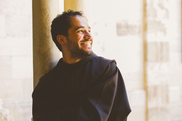 Frate Alessandro canta in Duomo, la “voce di Assisi” il 28 luglio in concerto a  Siena