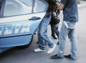 Giovani criminali crescono. Rapinava i ragazzi all’uscita di scuola, arrestato