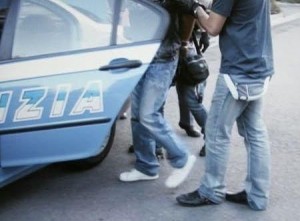 Aggredisce un transessuale per un amore non corrisposto, arrestato