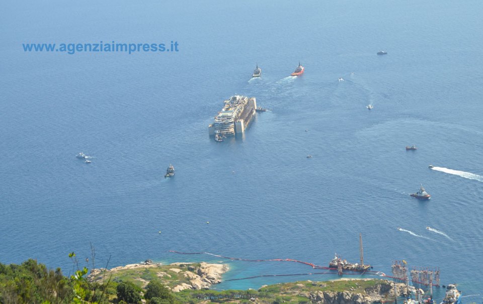 La Concordia lascia l’Isola del Giglio, in rotta verso Genova