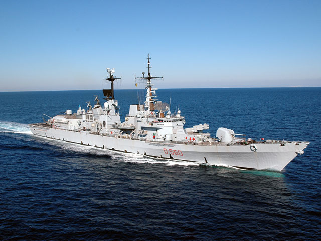 Tutti a bordo della Durand de la Penne. Il cacciatorpediniere attracca a Livorno