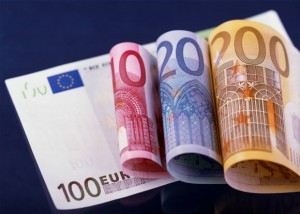 Sorpreso all’aeroporto con banconote false, 990 euro avvolti in carta di giornale