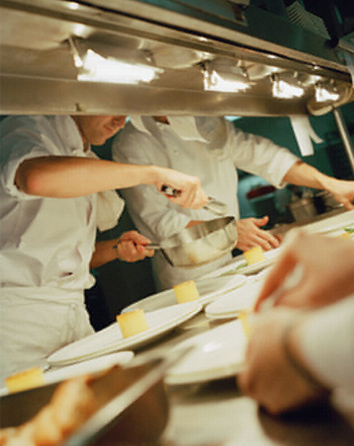 Sei lavoratori a nero, maximulta a un panificio e a un ristorante di Livorno