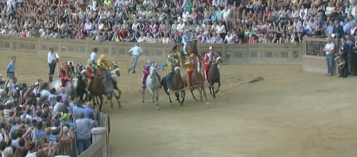 Palio, quarta prova al Bruco e rimpasto di monte. Spalla lussata e fratture alle costole per “Grandine”