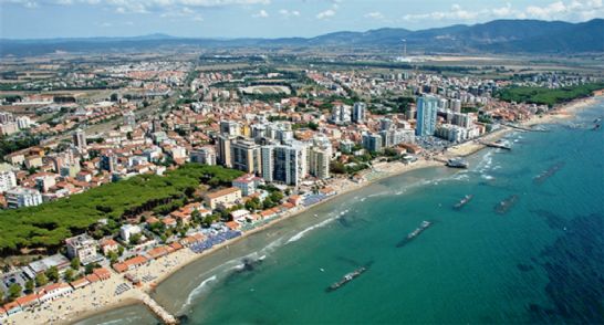 Follonica in “un mare di indifferenza”, dal 18 agosto Andrea Landini racconta la sua città …