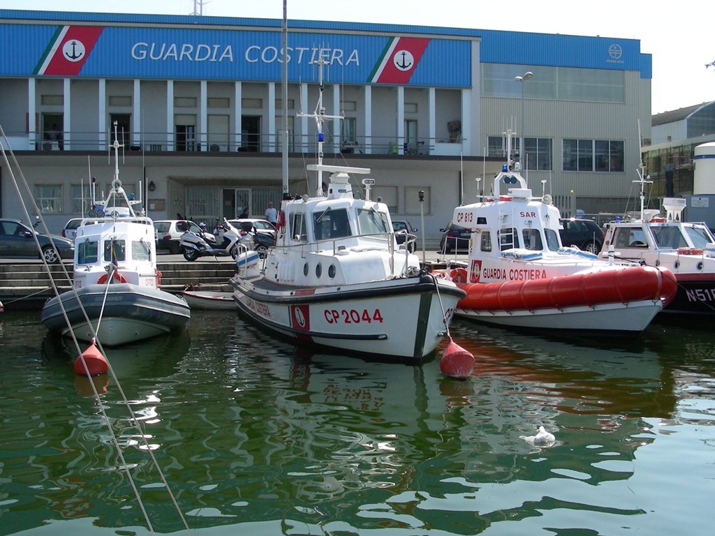 Dal vino all’acqua. Barcolla sul molo e poi cade in mare, salvato dalla Guardia Costiera