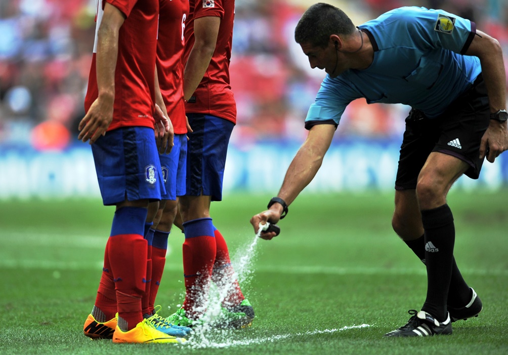 Dal Mundial alla Serie A. Arbitri italiani in campo con 6mila bombolette spray