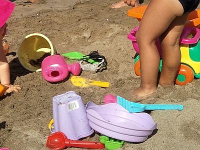 Spiagge a misura di bambino a Follonica. Sventola la bandiera verde e arrivano i braccialetti gialli