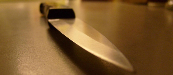Lite degenera nel senese, padre colpisce figlio con coltello da cucina