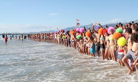 Versilia, si tuffano in 30mila per aiutare il Meyer in nome del piccolo Niccolò