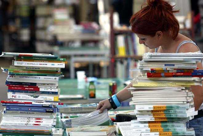 Lotta alla crisi sui banchi di scuola. Cresce il mercato dei libri usati