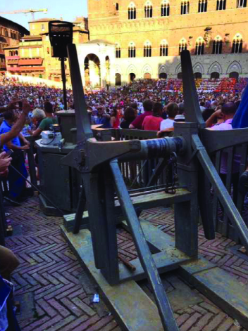 Palio di Siena, il Re a piedi. Si trama a corte per scenderlo dal trono?