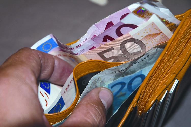 Ritrova il borsello con 30 euro in meno e un biglietto: «Ne avevo bisogno»