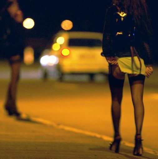 Si spoglia, afferra per il collo un tassista e ferisce due Cc, arrestato viado