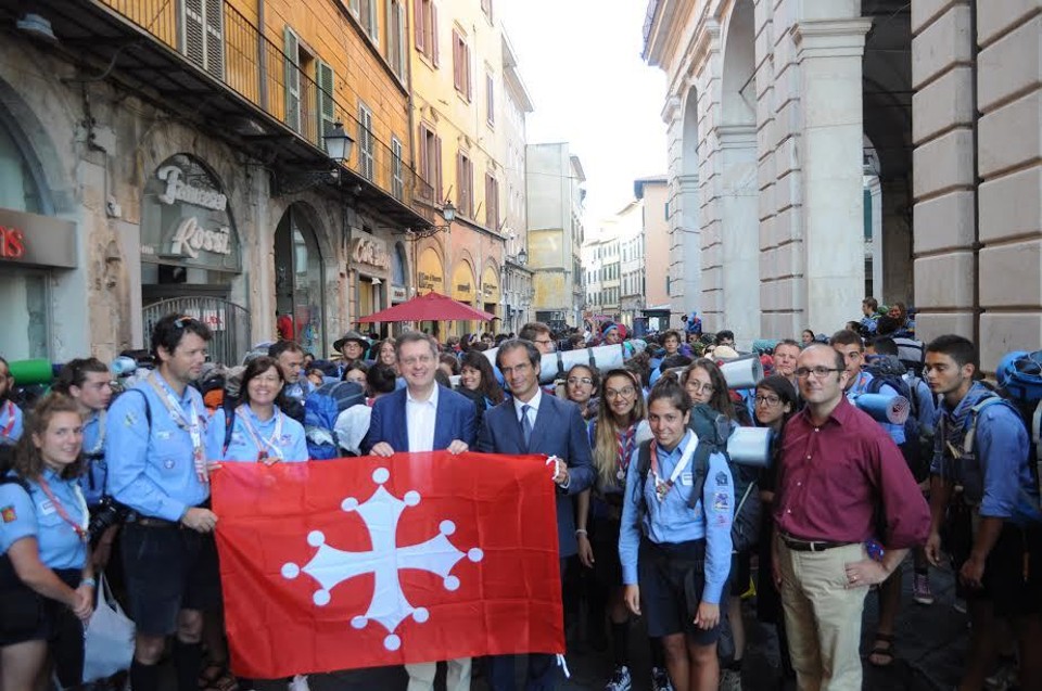 I primi scout sono arrivati a Pisa. Il sindaco regala la bandiera della città