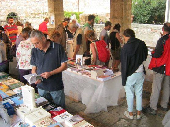 I colori del libro. Bagno Vignoni invasa dai libri. Noi ci saremo