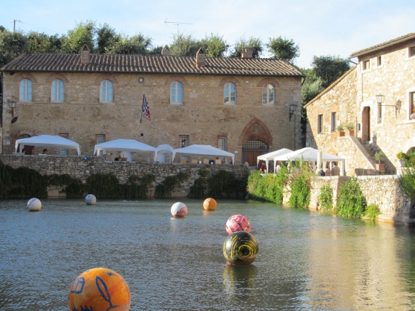 #Icoloridellibro dipingono Bagno Vignoni. Diretta twitter