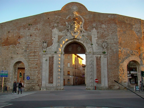 Storie e segreti della cinta muraria di Siena protagonisti con le “Passeggiate d’autore” …