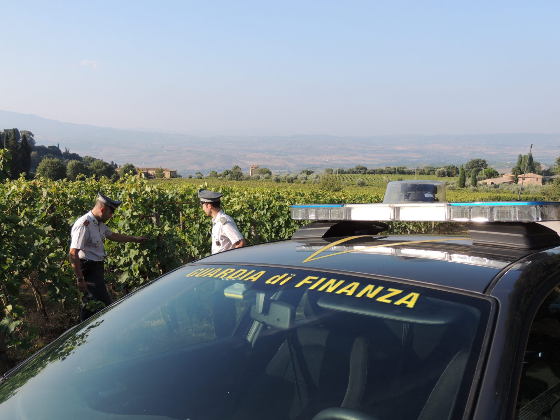 Operazione Brunello, Gdf sequestra oltre 160mila litri di vino. Manipolata l’intera filiera