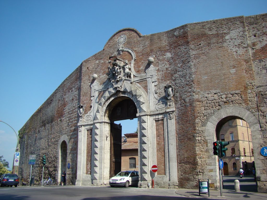 Le mura di Siena si svelano nel primo appuntamento con le “Passeggiate d’autore”