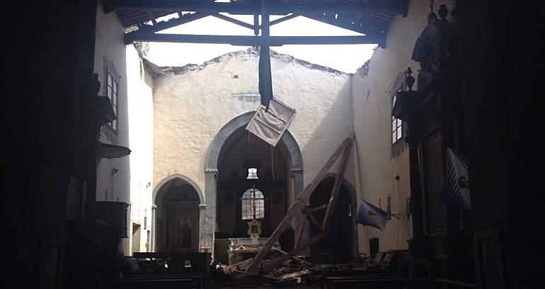Tetto della chiesa crollato a  Castiglion Fiorentino,  salve tutte le opere d’arte