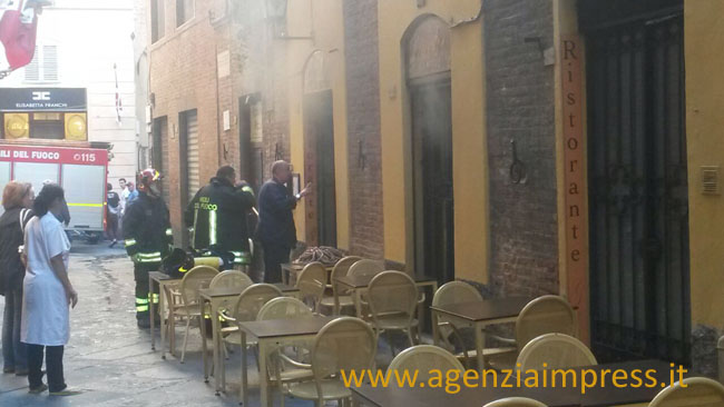 Lavastoviglie in cortocircuito a Siena, fumo e acqua invadono vicolo vicino Piazza del Campo